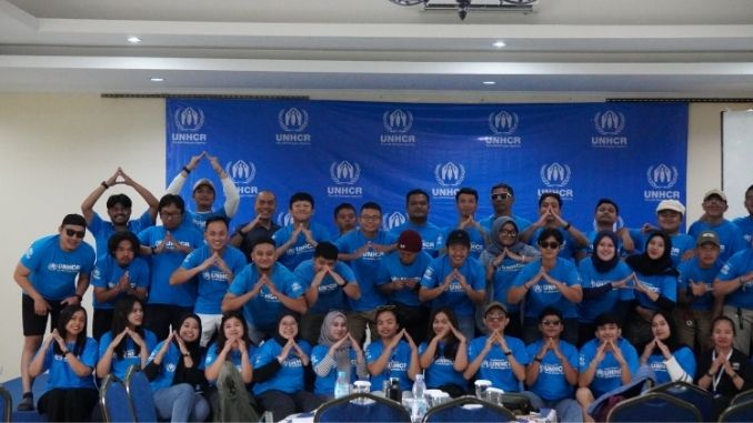 Kegiatan gathering karyawan UNHCR yang melibatkan permainan tim di alam terbuka